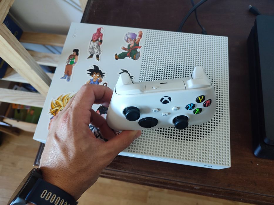 Vendo Xbox One s com GTA e 1 comando