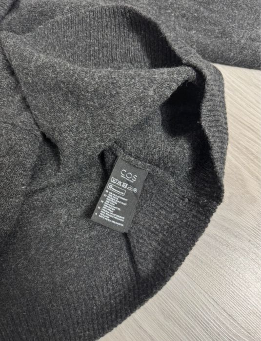 Wełniany czarny sweter damski offshoulder COS dekolt łódka