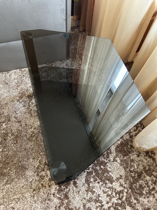 Скляна тумба під телевізор
