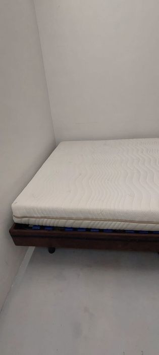 Cama articulada de casal, com comando eletrico, partes laterais revestidos com veludo castanho como nova
