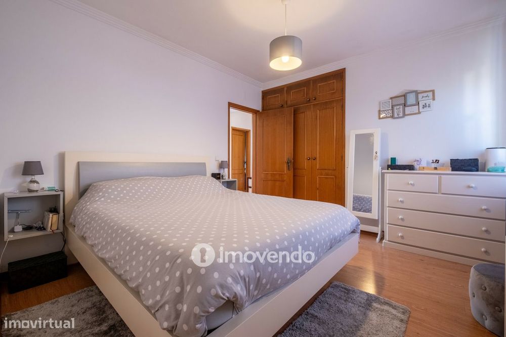 Moradia T3 mobilada e equipada, com garagem e jardim, na Mealhada