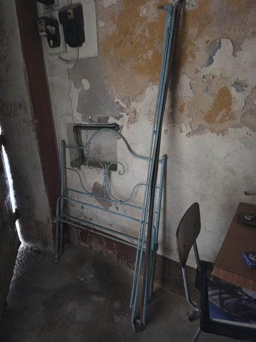 Dá-se. Móveis antigos para restauro