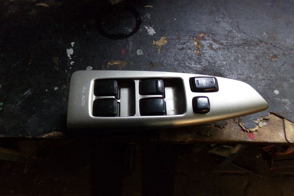przełącznik sterownik szyb lewy 84040-13080 toyota corolla verso e12