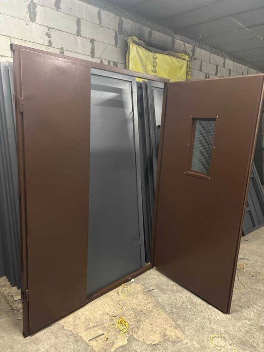 Двері для під'їзду з вікном