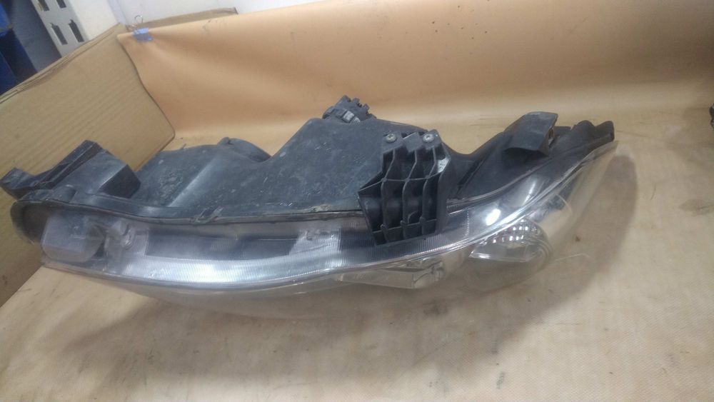 / Corolla E15 lampa prawa przednia EU