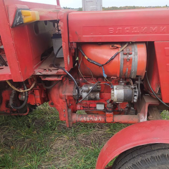 Трактор т25 з причепом та плугом.