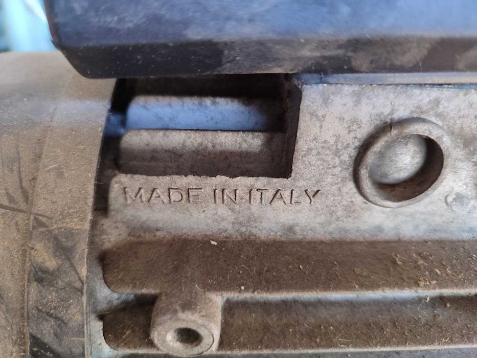 Motor elétrico monofásico com polia acoplada