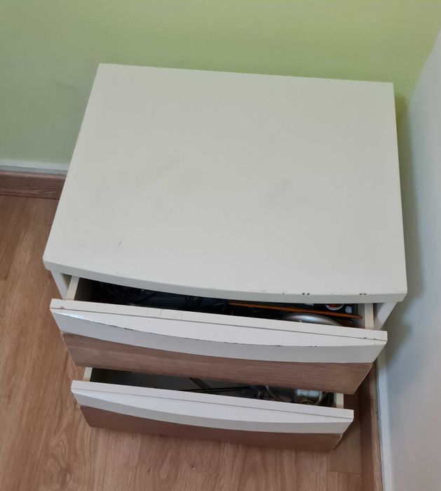 Móvel arquivo branco com persiana lacado e mesa cabeceira.