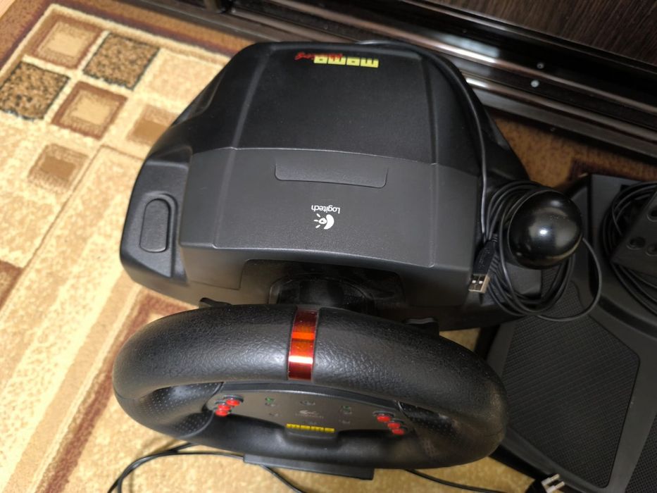 Ігрове кермо,руль Logitech Momo Racing.