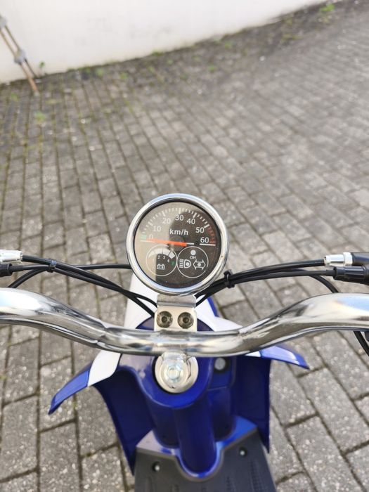 Mini scooter elétrica