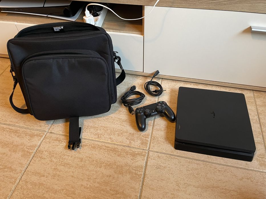 Playstation 4 com Mochila + 3 jogos