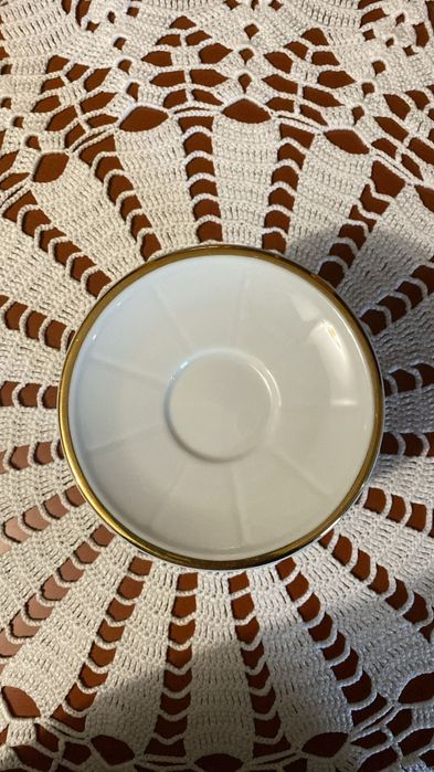 Pires em Porcelana com Rebordo Dourado – Conjunto 9 Unidades