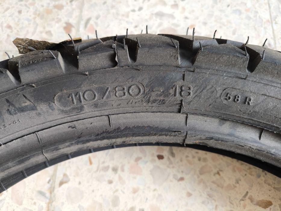 Vários pneus motorizadas triciclos e motociclos