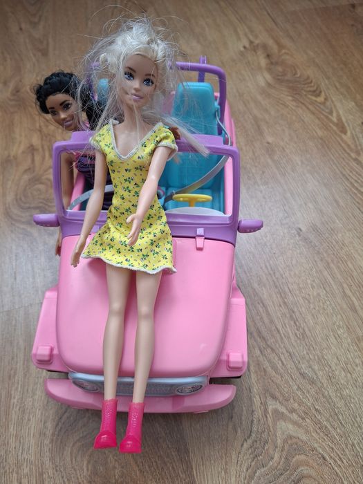 Zabawka samochód Barbie plus dwie lalki