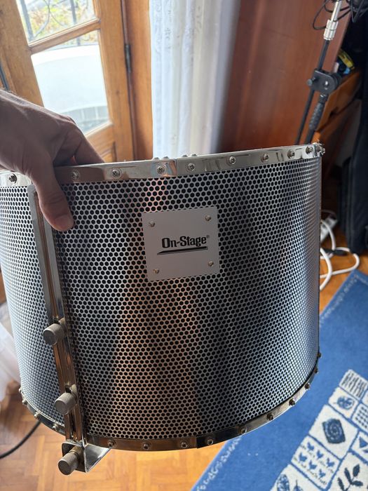 Microphone shield on-stage