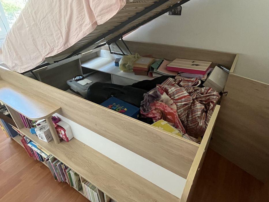 Cama(+ colchão ortopédico)de casal 183cmX133cm, arrumação e biblioteca