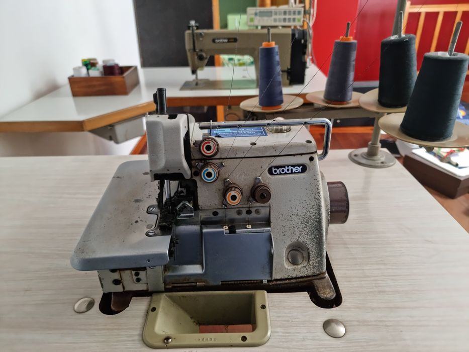 Maquina Brother Corta e Cose + Mesa