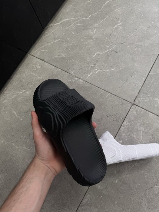 Шльопанці Adidas Yeazy Adilette 22 ,чорні та білі шльопки адідас слайд
