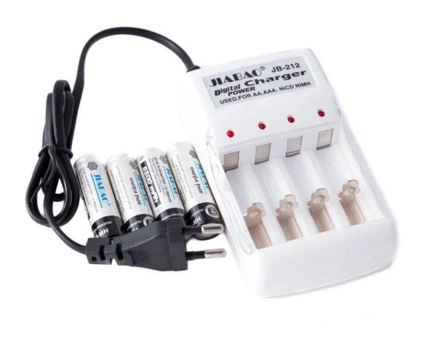 Зарядное устройство с ААА и АА аккумуляторами (4 шт)