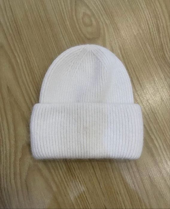 Шапка білого кольору
