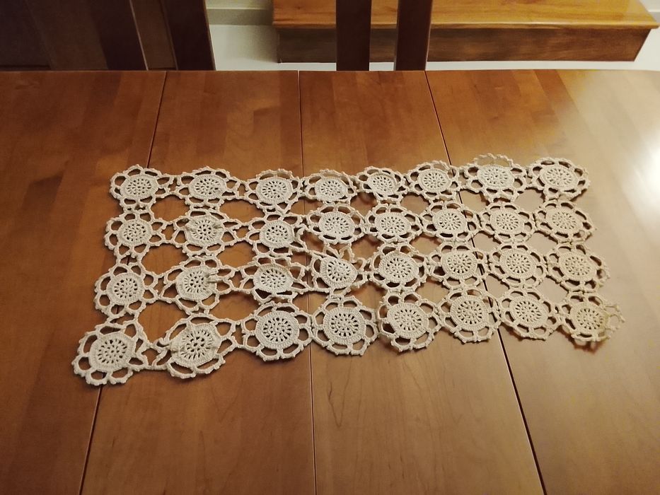 Naperon beje em renda feita á mão