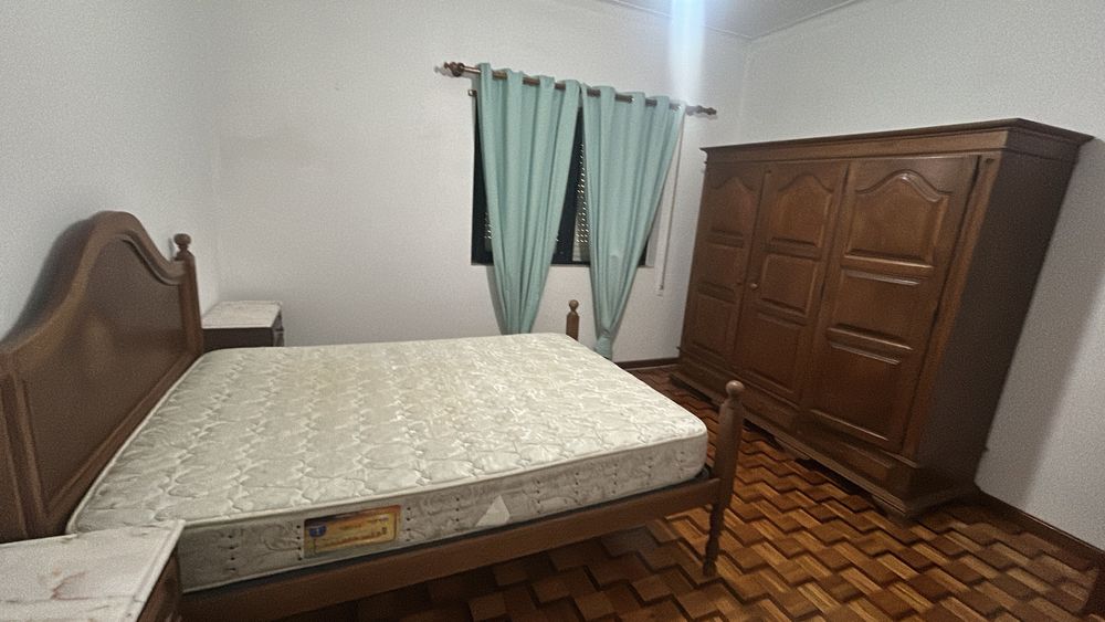 Arrenda-se 1 quarto a 1 menina em Sequeira, Braga, a 15 min da Universidade (de carro).  1 paragem de autocarro a 3 min. 250€ com despesas incluídas.