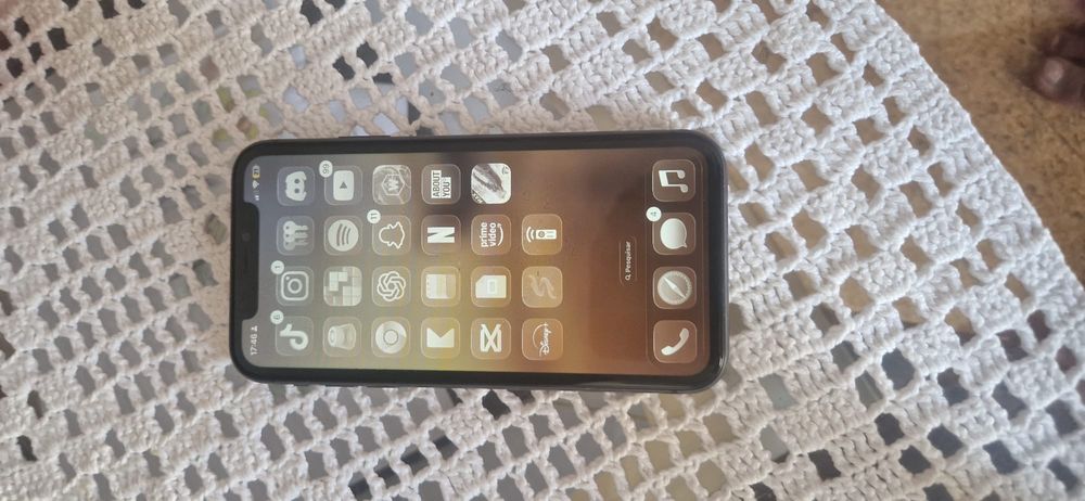 Iphone 11 em quase bom estado