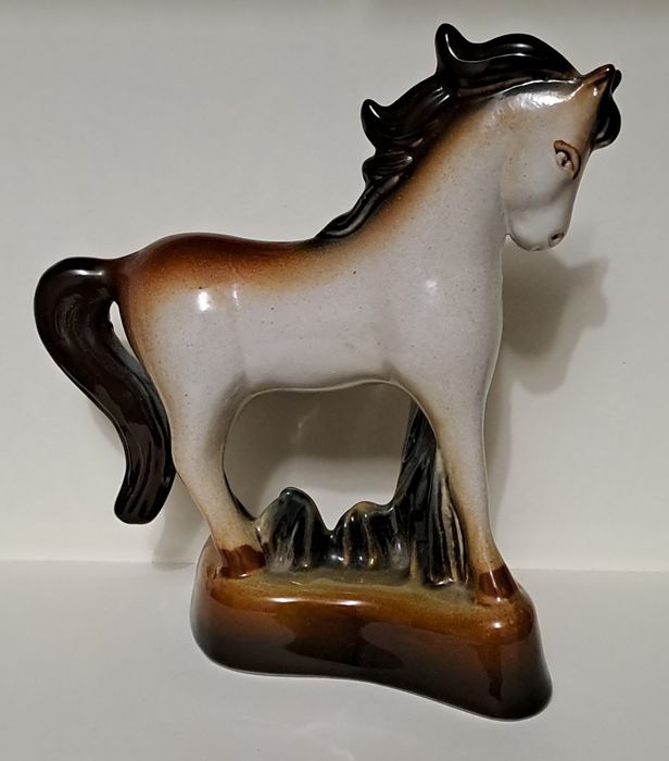Фарфоровая статуэтка "Конь"