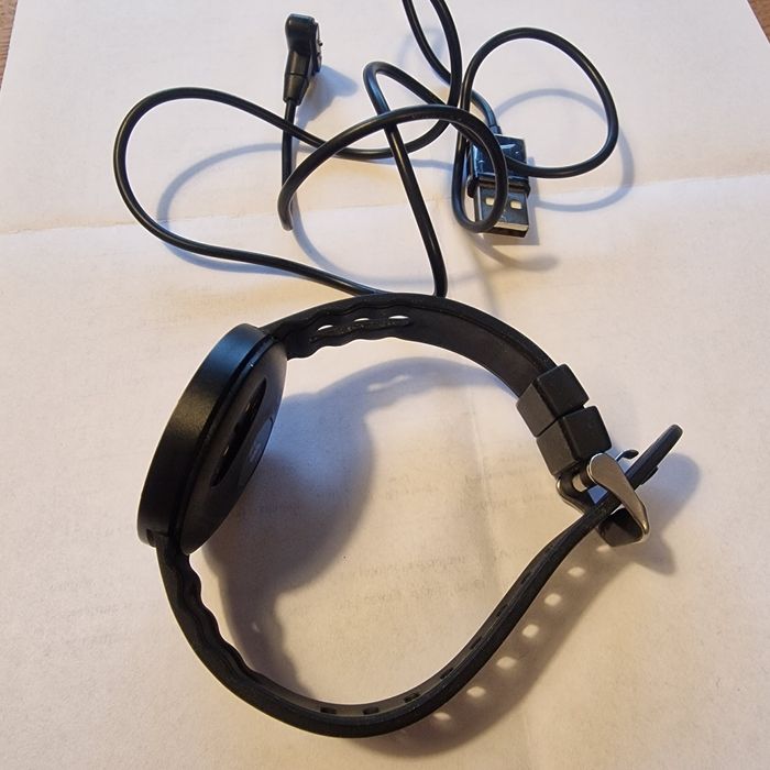 Smartwatch z paskiem i kablem do ładowania