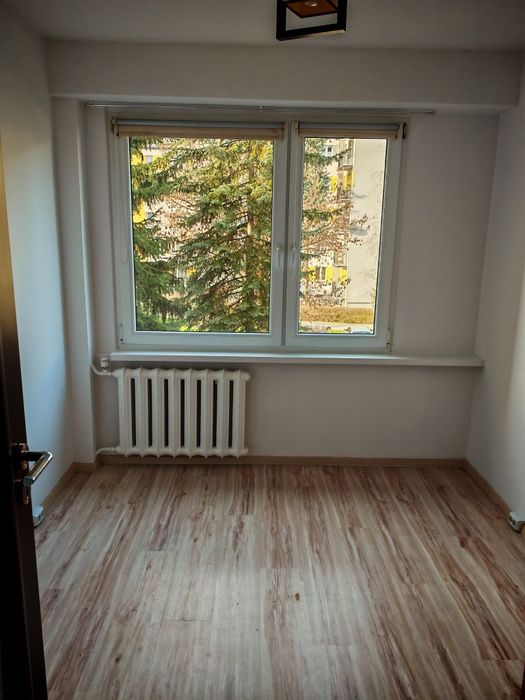 4-pokojowe mieszkanie 60,5m² – częściowo umeblowane, piwnica, balkon.