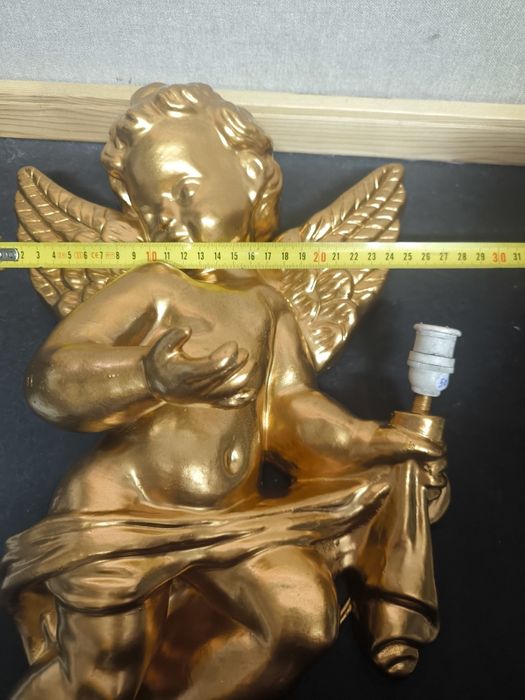 Aplique de Parede Anjo Dourado 
Dê um toque de elegância clássica e so