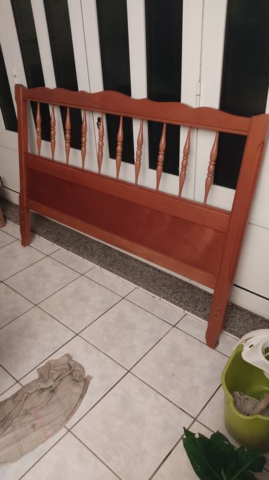 Cama de casal pinho mel, duas mesinhas e mais estrado.