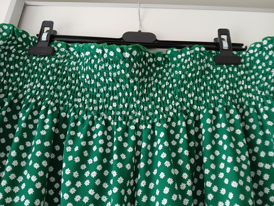Calças largas e fluídas com padrão verde e branco