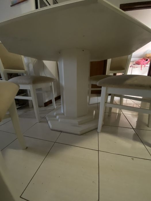 Mesa octogonal usada branca