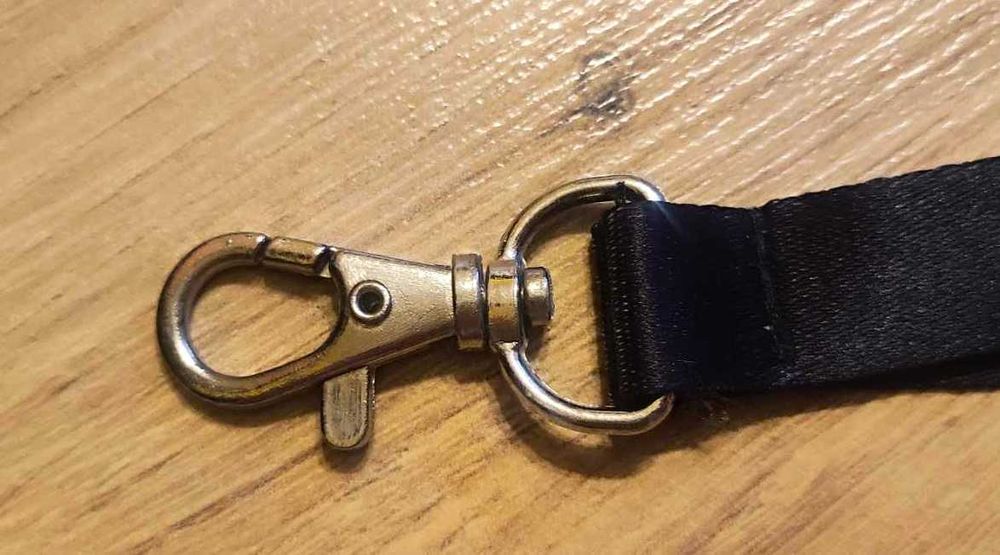 Smycz do kluczy lub identyfikatora czarna z nadrukiem