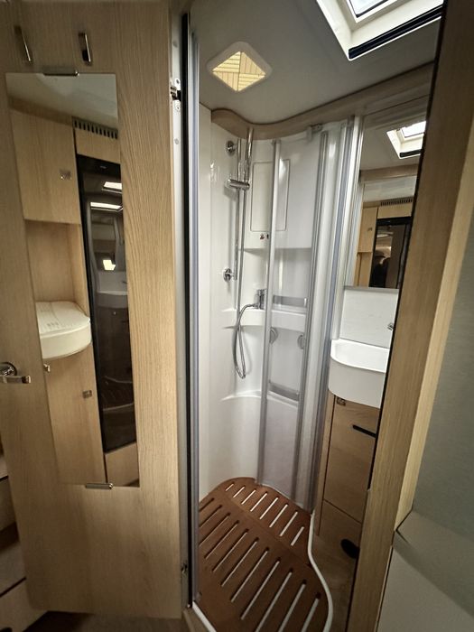 Wynajem luksusowy kamper Mercedes Hymer 580 pełna integra.