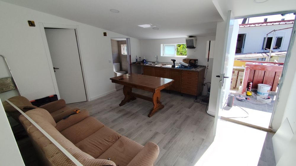 Quarto  em Almada. Romeira. 290 Euros