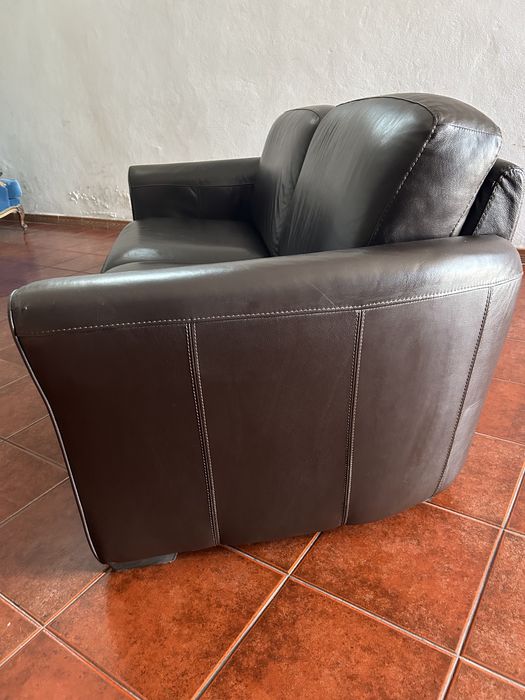Sofá três lugares em pele
