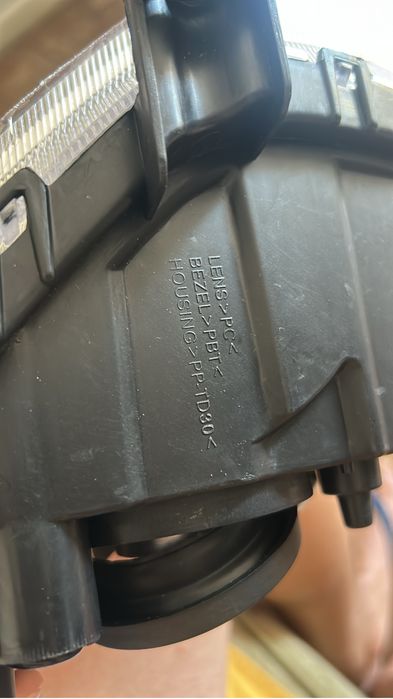 Farol de carro ainda com a película