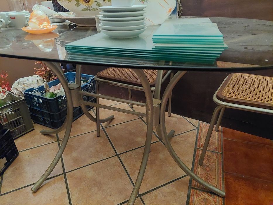 Mesa e cadeiras em palhinha