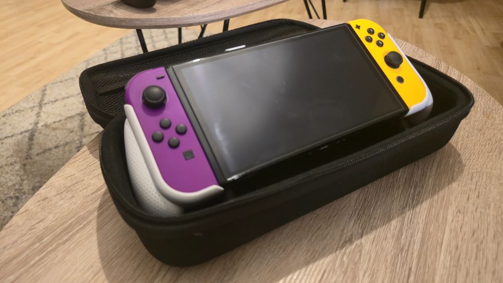 Zestaw Nintendo Switch OLED + 2xJoycony + Pro Controller + 6 Gier etui