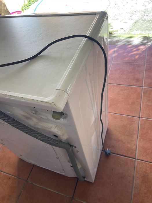 Máquina de lavar roupa Candy 8kg com fuga de água avariada