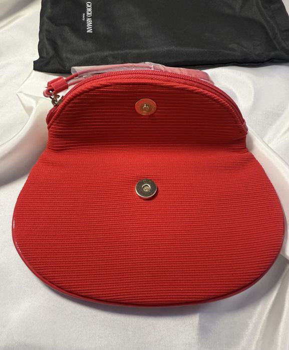 Червона косметичка Armani