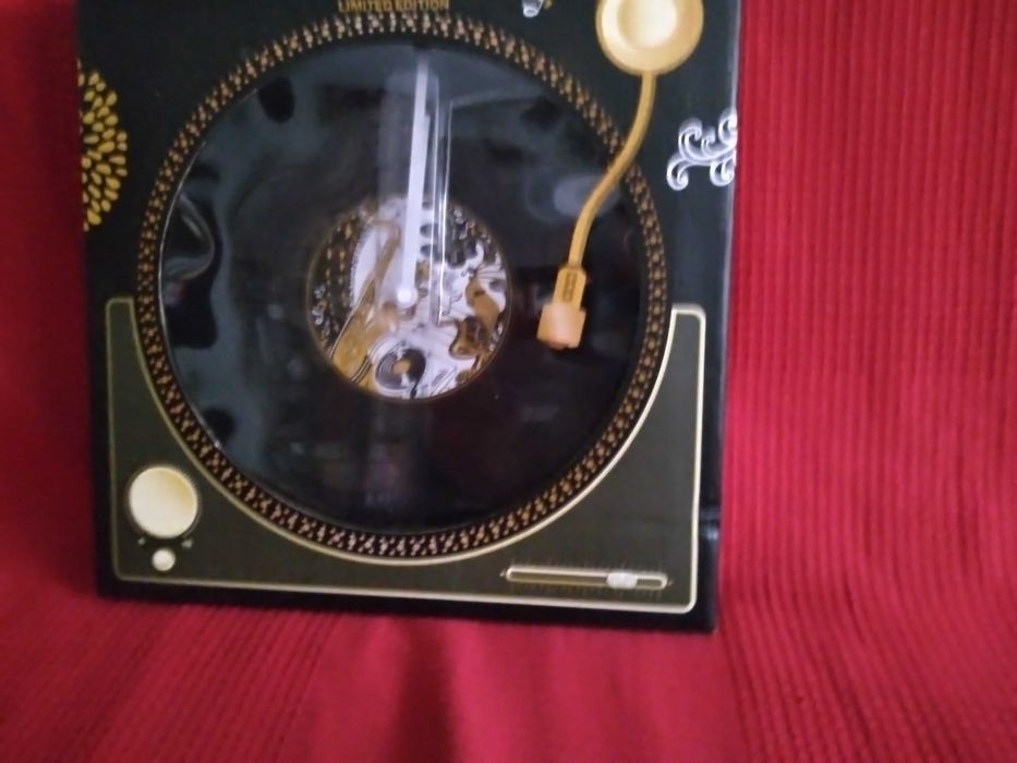 Zegar ścienny  w formie płyty winylowej