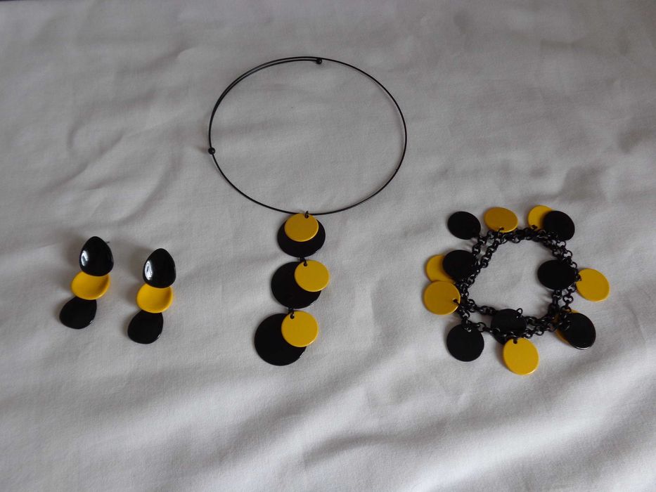 Conjunto de colar, brincos, pulseira, em metal