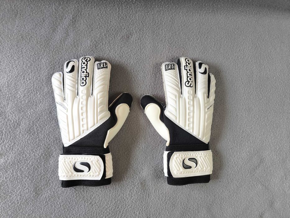Детские вратарские перчатки — Sondico AeroSpine Goalkeeper Gloves Juniors White/Black размер 6