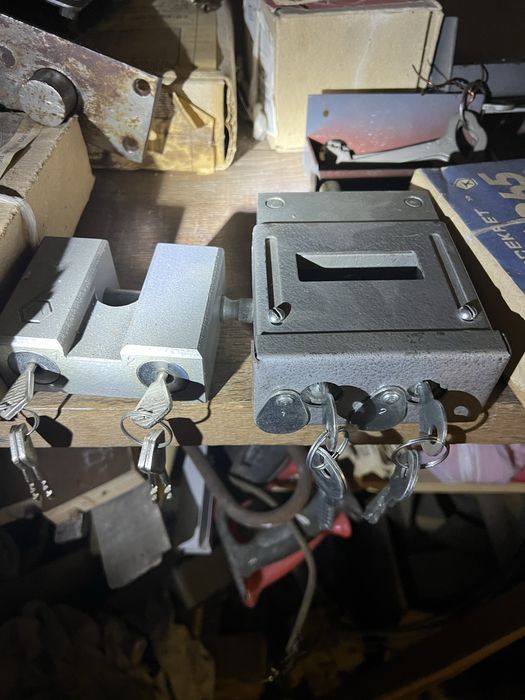 Замки врізні ,накладні та навісні