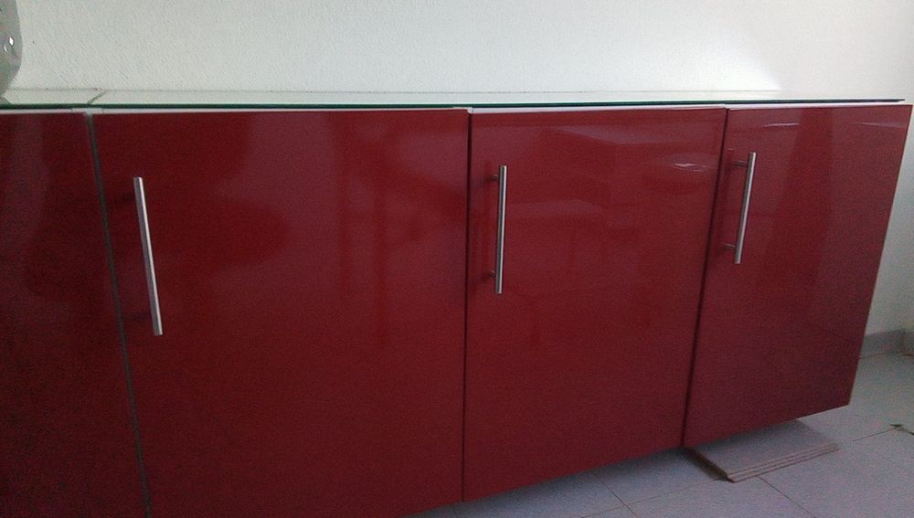 Moveis com portas vermelhas