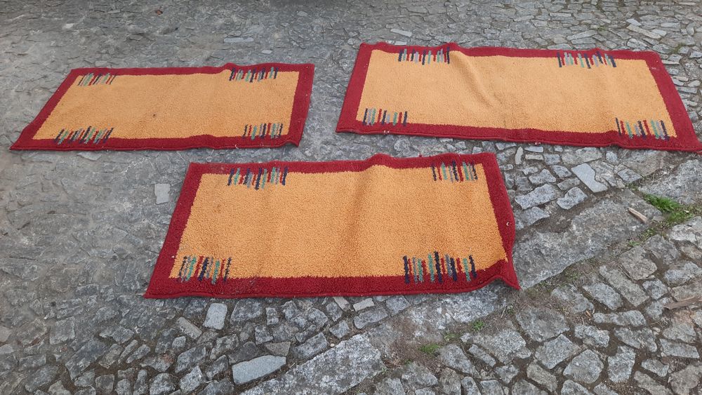 Tapetes e carpetes usados em estado razoável