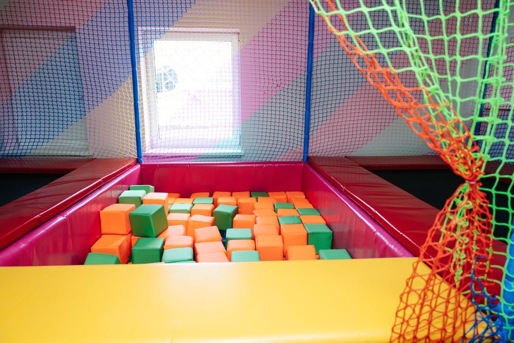 Батутна арена , лабіринт , ігрова кімната